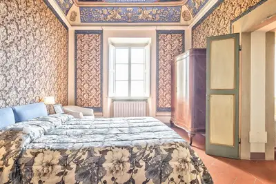 Casa degli Affreschi - painted walls and ornate ceiling in town centre