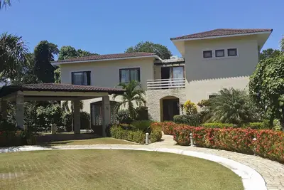 Image de 5bd Luxury beach villa, large private pool and garden, cable Tv Internet A/C Bbq