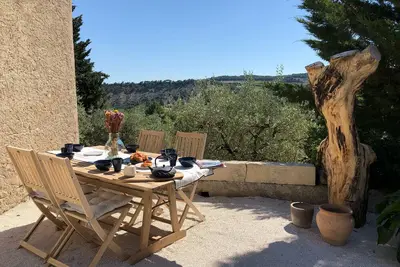 Image de Mas provençal La Serallère au coeur des oliviers