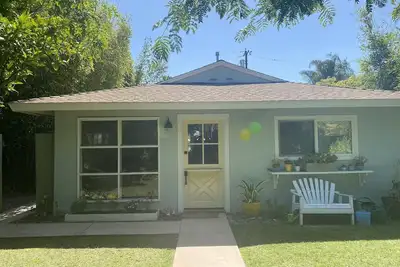 Image de Walk to the beach or relax and grill outdoors in the amazing yard!