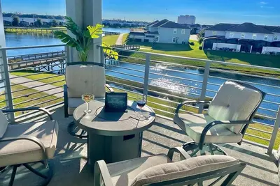Image de Spacious End-Unit Condo | Modern Open Floor Plan w/ Elegant Décor & Full Comfort | Minutes to Disney