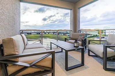Image de Spacious End-Unit Condo | Modern Open Floor Plan w/ Elegant Décor & Full Comfort | Minutes to Disney
