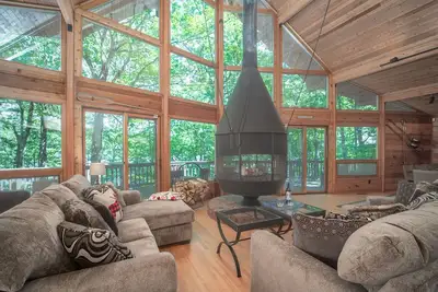 Image de The Chalet - Family-Friendly Waterfront Vacation Home on Crystal Lake