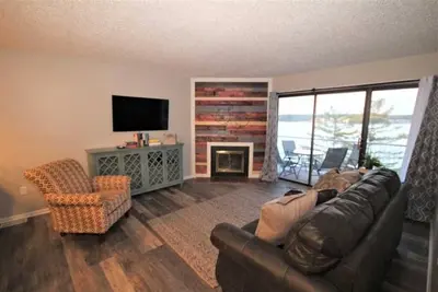 Image de Lakefront One Bedroom Condo - King Bed - Close to the Water - Minimal Steps