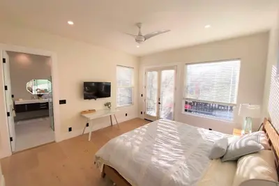 Image de Separate Entrance, Private New Suite + Bath+ Patio