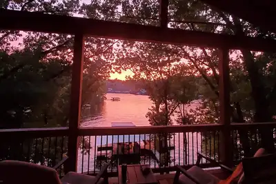 Image de Ideal Location 2mm, Lakefront 4 Br House w/ Covered Decks, Private Dock