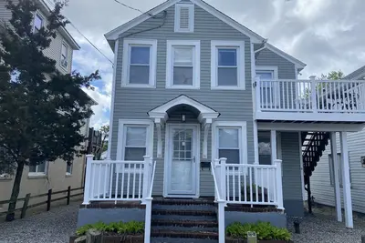 Image de Beach Block, Renovated 2 bdrm, sleep 6, 1st flr unit Yard/Parking 4 beach badges