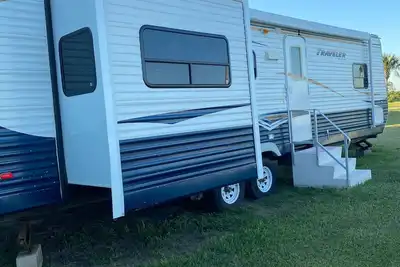 Image de Rv 1 of 2 on Canal and 1/2 mi from Beach (Private Lot)