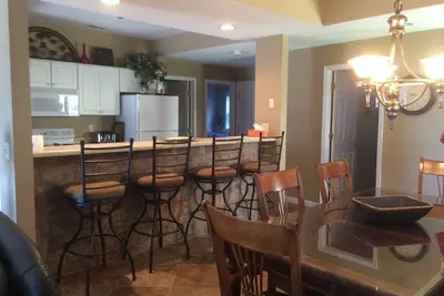Image de 4bd/4ba Condo, Sleeps 10, Lake Front View, Steps from Pool, Family Fun!