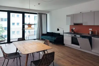 Image de Very large, modern sunny apartment with balcony