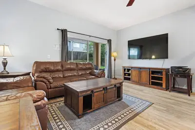 Image de 9 Mi to Disney: Davenport Townhome w\/ Pool Access!