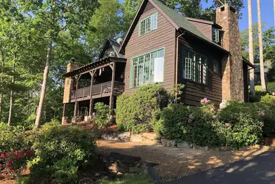 Image de Adirondack Lodge that has glorious Mountain Views and Lake Glenville peeks