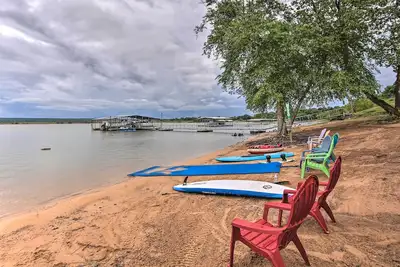 Image de Lakefront Home w\/ Private Beach Access!