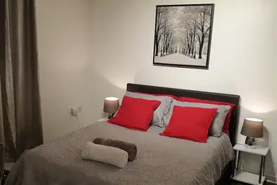 Exquisite 4 - Bed Whole House (Private Bath, Modern Kitchen, Free Parking, WiFi)