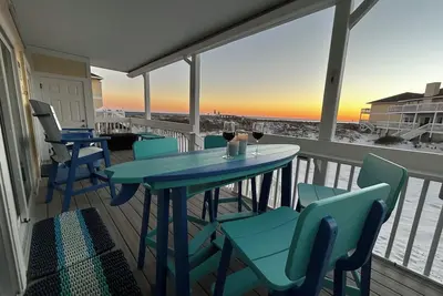 Image de \nUpdated beachfront condo - Hear the waves from your room. Beach chair service!