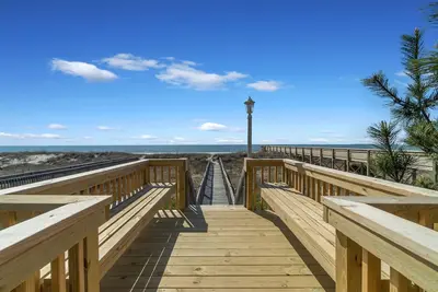 Image de CottageVacations4u \"Bray's Rays\" Direct Ocean Front 5 br 5 ba home