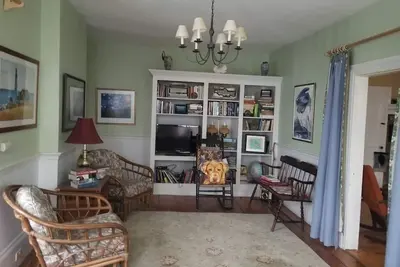 Image de Spend summer in historic Newburyport home, walk to downtown, bike to beach.