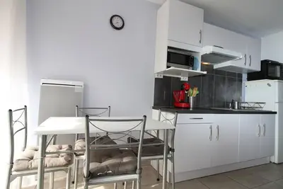 Image de Charmant T1 avec Terrasse et Clim à 100m des Thermes - Wifi, Lave-linge, et Cuisine Équipée