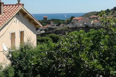 Image de T2, vue mer et parking.
