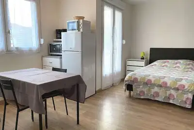 Image de Studio rénové avec balcon, proche commerces, wifi et cellier privatif - Balaruc-les-Bains.