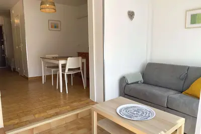 Image de Grand T1 climatisé avec garage privatif proche des Thermes - Terrasse ensoleillée