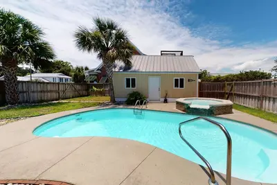 Image de Tipsea Toes - Private Home w/Backyard Oasis - Pool, Deck, Fire Pit, Close to Beach