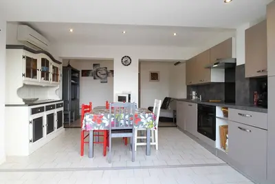 Image de T2 rénové avec jardin et parking, proche Thermes, clim, wifi, lave-linge