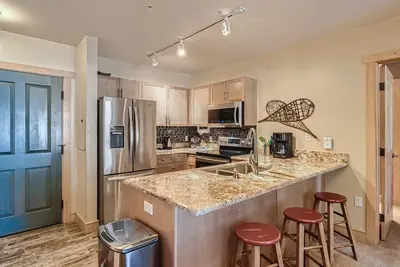 Image de Updated 2 Bedroom Walking Distance to the SuperBee Lift! !