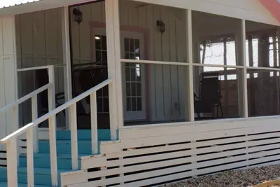 Image de King Bed, Screened In Porch, Kitchen, Shower, Wifi, Roku, Near Ratcliff Lake