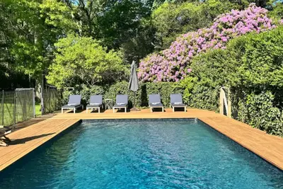 Image de Large East Hampton house with heated pool and home gym - fully fenced