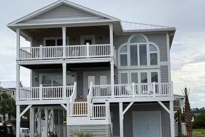 Image de Newly Renovated 5 Bed House with Private Pool Sleeps 16 - 1 Block to the Beach
