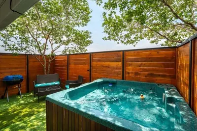 Image de Island Townhouse w/ Private Hot Tub!