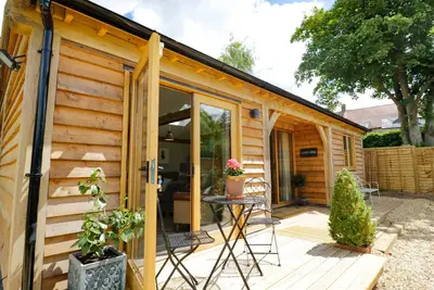 Goose Lodge, pet friendly, luxury holiday cottage in Halford