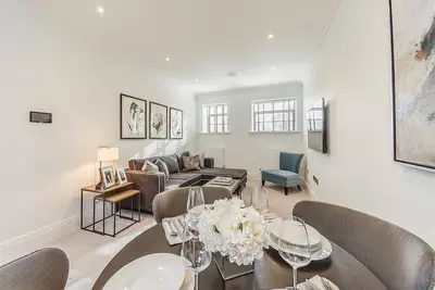 Image de Luxury 2 Bed 2 Bath Gated Riverside Development