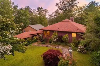 Image de Hummingbird Haven - Spacious, Cozy Cabin Walking Distance to the Lake!