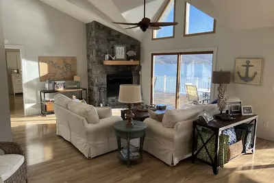 Image de Brand New High End Renovation - Owners Personal Home - 1st Time Listed