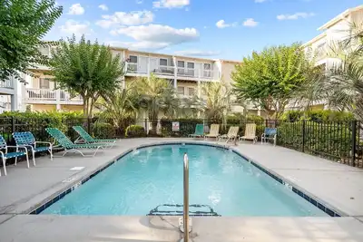 Image de Ocean view, community pool & dog friendly!