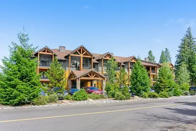 Elegant, dog-friendly retreat w/ shared pool & fireplace - near trails