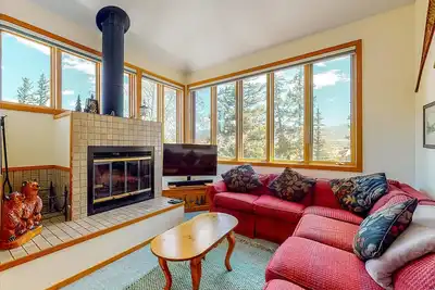 Image de Bright home with fireplace & perfect location steps to hiking trails