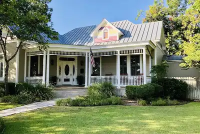 Image de The Painted Lady Estate -5/3. 5 Slps 14, Hot Tub, 2blks to Main, Fire Pit