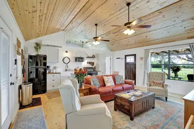Image de 3 Acre's of Luxury and Views in Fred Wine Country!