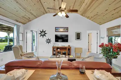 Image de Luxurious Cottage on 3-Acre's in Fred Wine Country!