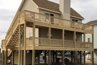 Image de Newly Renovated! Family and pet friendly, 4 bedroom home with amazing views