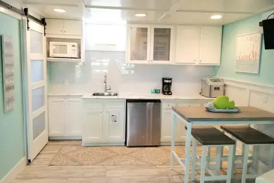 Image de Cozy Studio Condo, short walk to Downtown Saugatuck, courtyard water view
