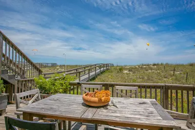Image de Freshly Renovated Beachfront First Floor Condo With Covered Deck