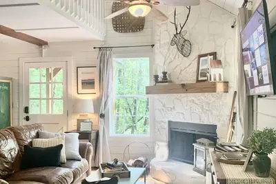 Image de Rustic Modern Farmhouse Cabin