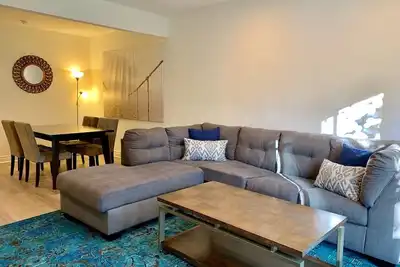 Image de Luxury 2 bed 2 bath across 4 Seasons Bh