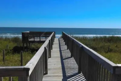 Image de Oceanfront Complex with Ocean Views.