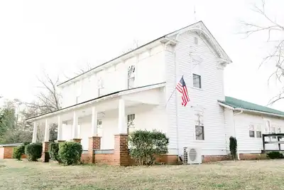 Image de Historic 1880 Farmhouse with Modern Southern Charm