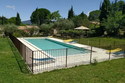Image de Mazet avec piscine chauffée et clôturée commune